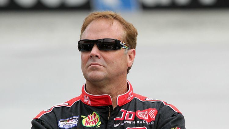 Mike Wallace (racing driver) Veteran NASCAR driver Mike Wallace allegedly attacked beaten after