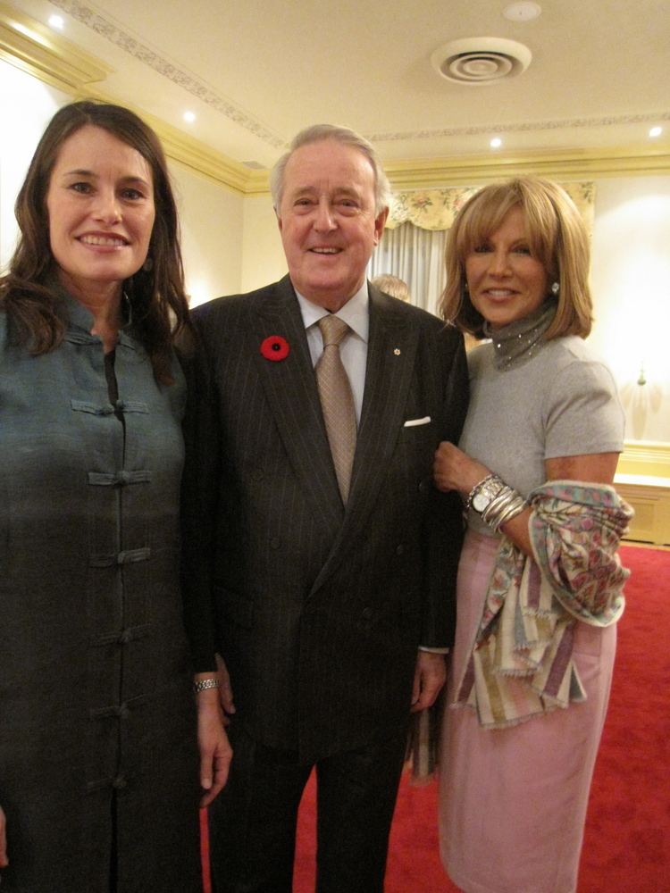 Mila Mulroney Mila Mulroney RSVP REPORT Tapis rouge cravate noir