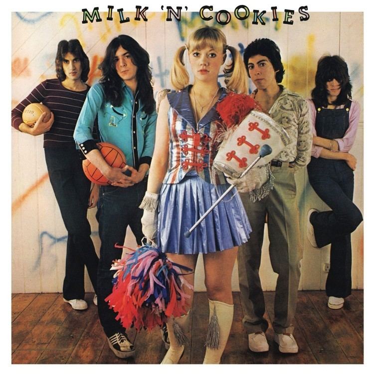 Milk 'N' Cookies cdn3pitchforkcomalbums227948a65d455jpg