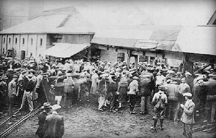 Millfield Mine disaster People at Millfield Mine Disaster The Little Cities Archive