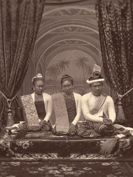 Mindon Min Burma 1885 Queen Supayalat next to King Thibaw Min and