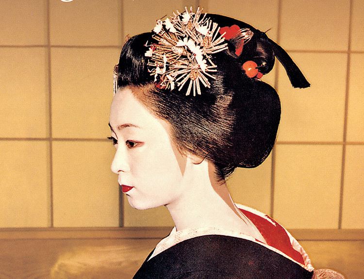 Mineko Iwasaki in her youth wearing headdress and kimono