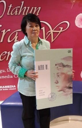 Mira W. 40 Tahun Berkarya Mira W Luncurkan Novel Sisi Gelap Cinta