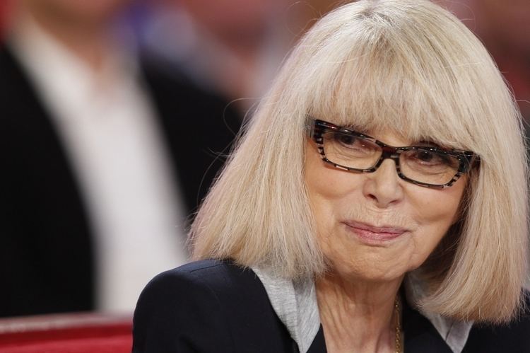 Mireille Darc Son pre a voulu se suicider devant elle La douloureuse