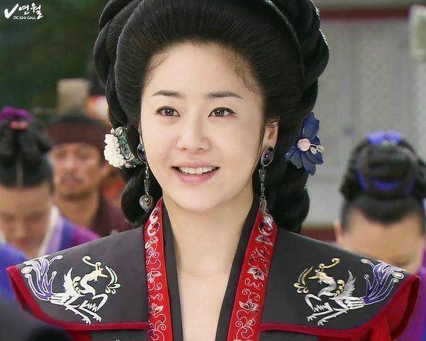 Go Hyun-jung as Lady Mishil smiling while wearing a black and red kimono in a scene from the 2009 historical drama Queen Seondeok
