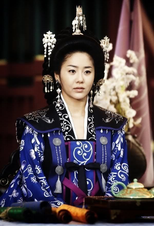 Go Hyun-jung as Lady Mishil wearing a headdress and black and blue kimono in a scene from the 2009 historical drama Queen Seondeok