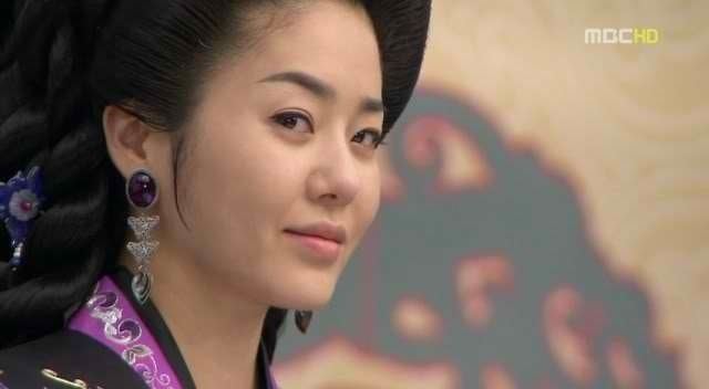 Go Hyun-jung as Lady Mishil smiling in a scene from the 2009 historical drama Queen Seondeok