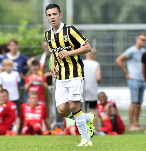 Mitchell van Bergen Oud Margrieter Mitchel van Bergen debuteert in de hoofdmacht van Vitesse