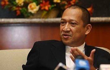 Mohamed Nazri Abdul Aziz being interviewed in a meeting wearing formal attire during his visit in Malaysia in 2014.