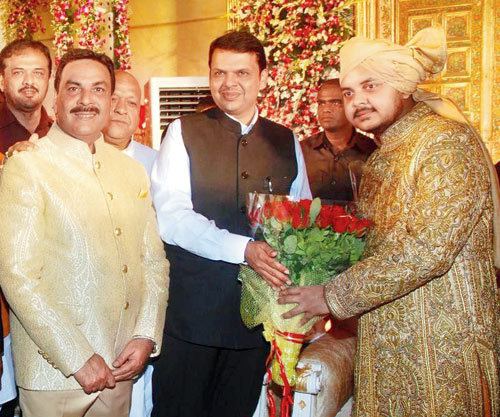 Naseem Khan Sanjay Dutt Jeetendra and politicians attend a wedding reception
