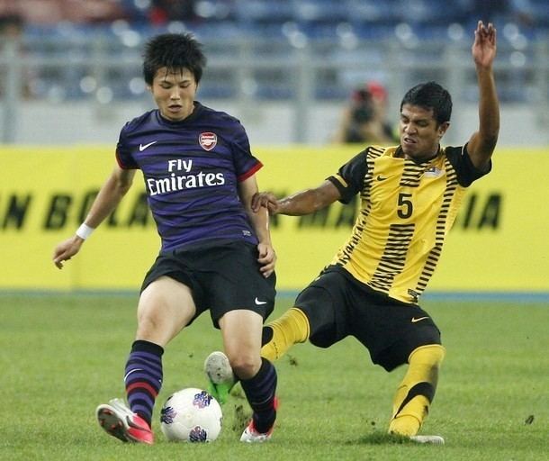 Mohd Bunyamin Umar Foto Ryo Miyaichi vs Mohd Bunyamin Umar di Laga Arsenal