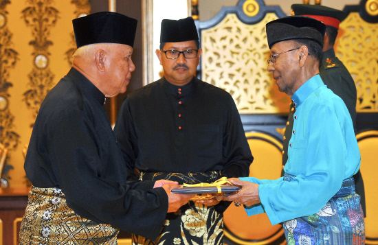Mohd Khalil Yaakob Tun Mohd Khalil sworn in as Yang Dipertua of Malacca for fourth term