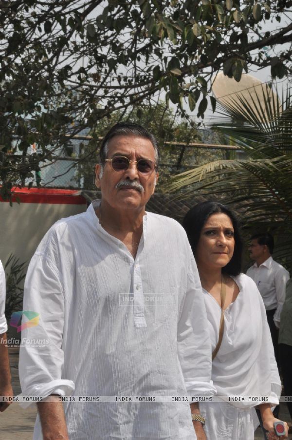 Mona Shourie Kapoor Mona Shourie Kapoor Vinod Khan at Mona Kapoors funeral at Pawan