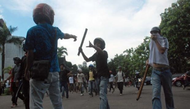 Mongondow people Rombongan Bupati Bolaang Mongondow Timur Diserang Warga