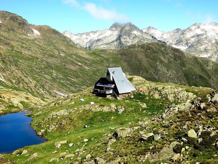 Montcalm Massif FileRefuge du Pinet MontcalmJPG Wikimedia Commons