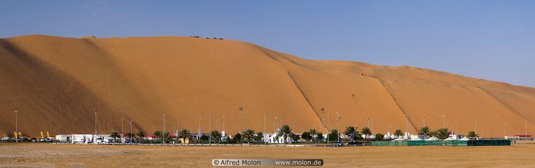 Moreeb Dune Moreeb dune and visitor facilities photo Tal Mireb Liwa oasis