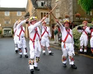 Morris dance wwwcotswoldsinfoimagesralphmorrisdancersjpg