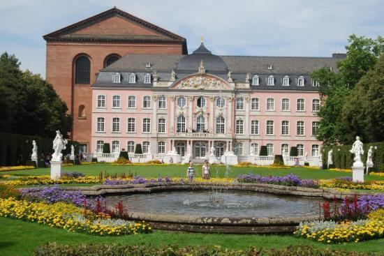 Most breathtaking palaces of the world Most breathtaking palaces of the world