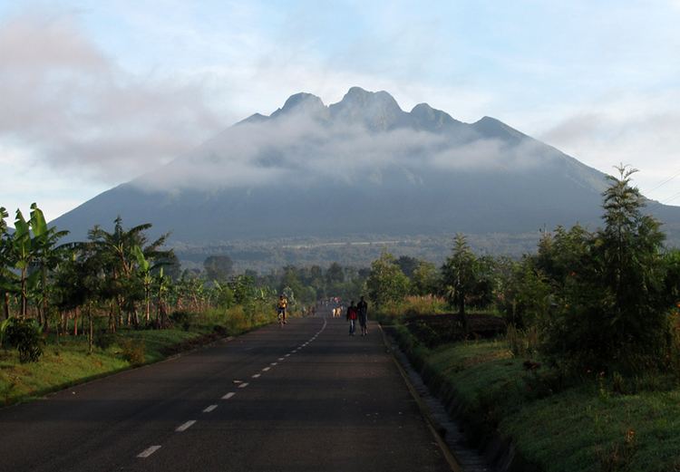 Mount Sabyinyo httpsuploadwikimediaorgwikipediacommonscc