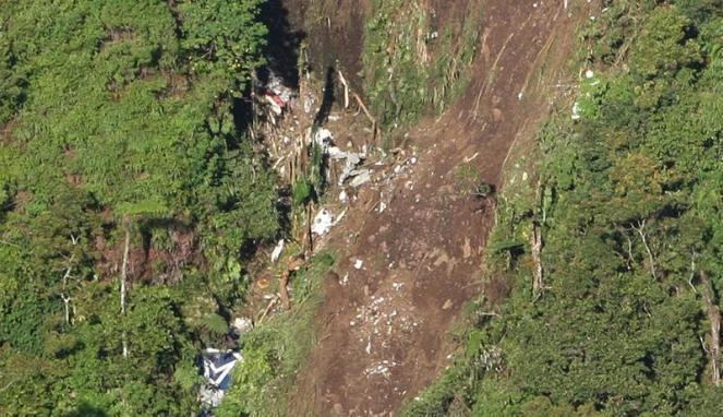 Mount Salak Sukhoi Superjet 100 crash httpscleodfileswordpresscom201206154656s
