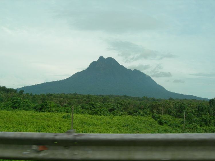 Mount Santubong httpsuploadwikimediaorgwikipediaen11eMou