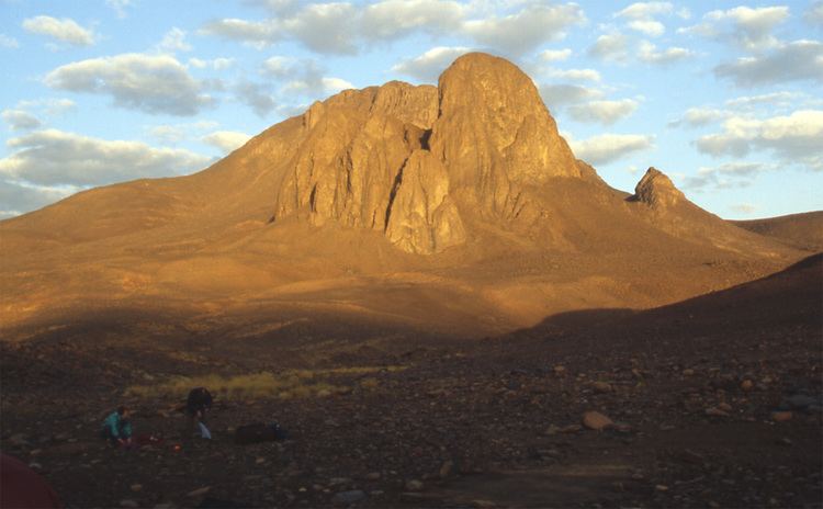 Mount Tahat httpsuploadwikimediaorgwikipediacommonsaa