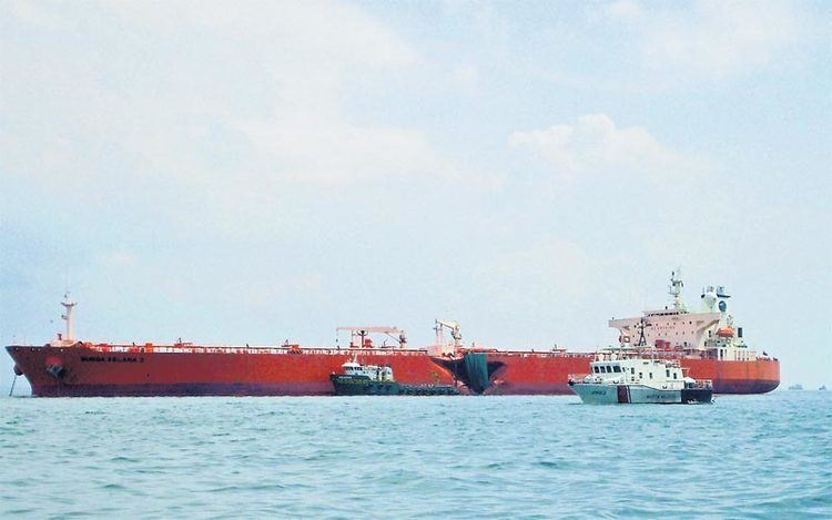 MT Bunga Kelana 3 Tanker bulk carrier collide off Singapore Emirates 247