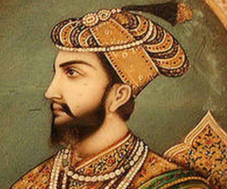 Side portrait of Muhammad bin Tughluq, with mustache and beard, and wearing gold and brown turban, necklace, and a brown and red robe