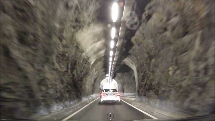 Munt la Schera Tunnel Munt la Schera Tunnel Mercedes C63 AMG PP vs Mercedes E500 W211