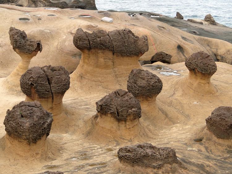 Mushroom rock FileYehliu Mushroom Rock 02jpg Wikimedia Commons