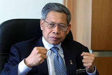 Mustapa Mohamed DOES NAJIB WANT RINGGIT TO PLUNGE TO 480 If not he