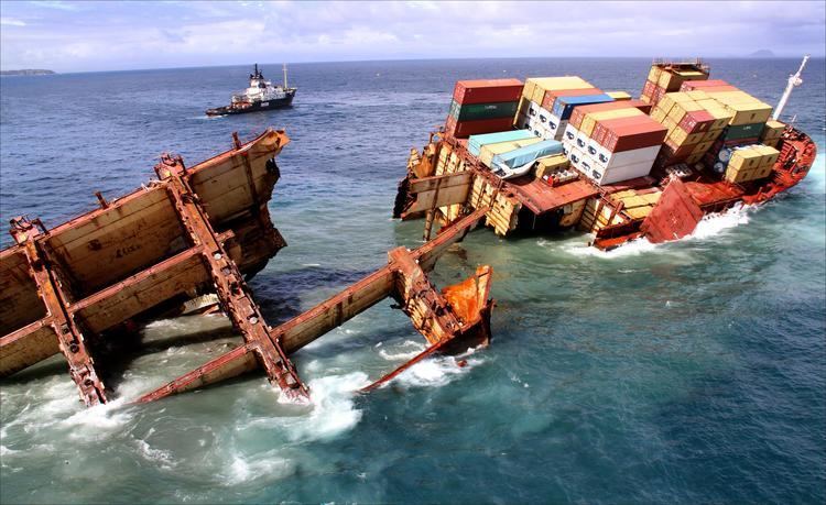 MV Rena Latest Images MV Rena Sinking On Astrolabe Reef 3 Scoop News