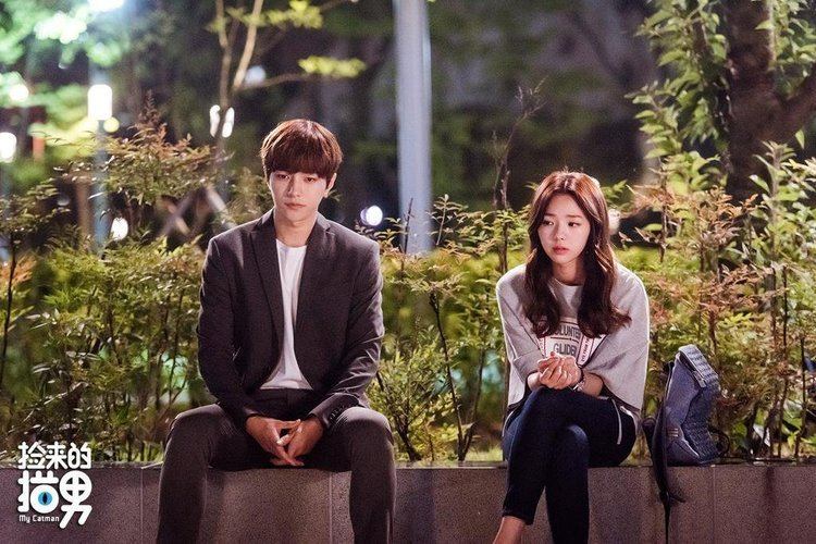 Chae Soo-bin sitting beside Kim Myung-soo in a scene from the Chinese-South Korean web drama, My Catman