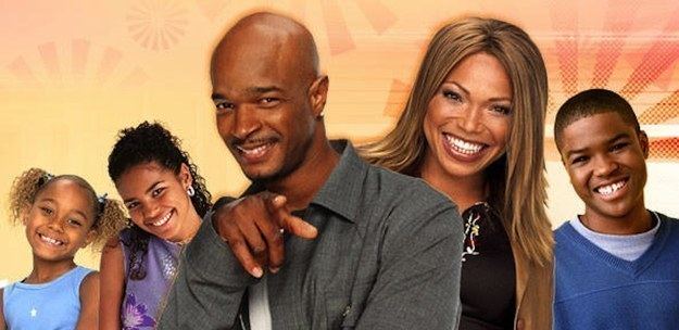 Damon Wayans, Tisha Campbell, Jennifer Freeman, George Gore II, and Parker McKenna Posey smiling all together in the 2001 American sitcom, My Wife and Kids