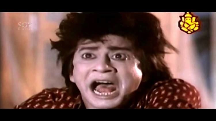 Anant Nag as Krishna with a frightened face and wearing a maroon shirt in a movie scene from Naa Ninna Bidalaare, a 1979 Indian Kannada-language horror film.