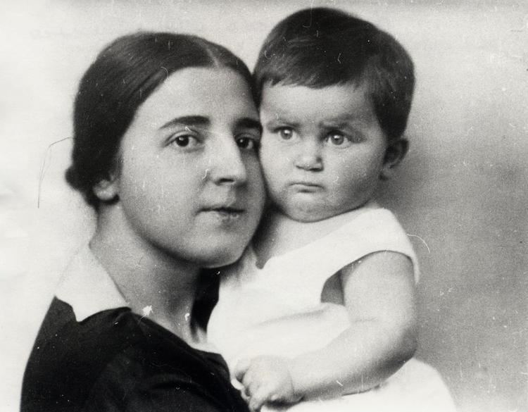 Nadezhda Alliluyeva Stalins second wife Nadezhda Alliluyeva and daughter Svetlana