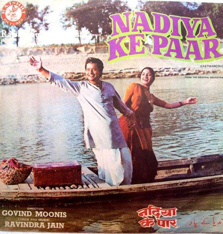 Sachin Pilgaonkar as Chandan and Sadhana Singh as Gunja standing on the boat from the movie Nadiya Ke Paar (1982 film)
