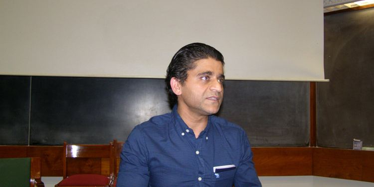 Naeem Rahim Alumnus speaks to students The Aga Khan University News