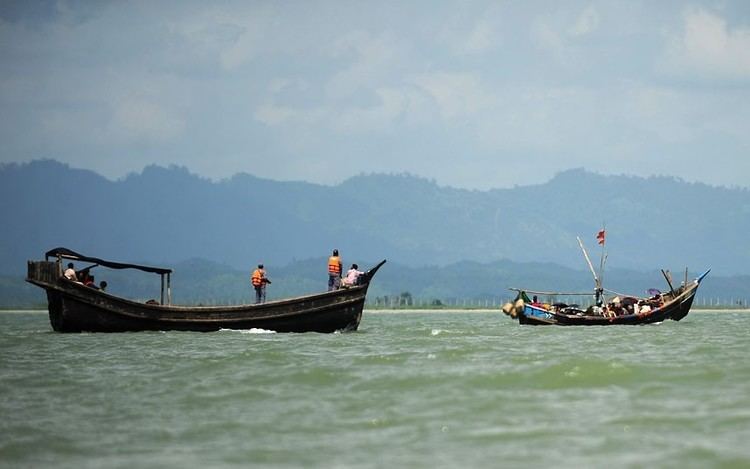 Naf River 5 Bangladesh border guards push back Rohingya Muslims fleeing