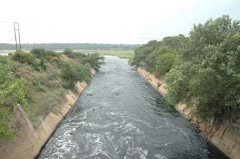 Najafgarh drain Najafgarh drain39s polluted water flow into river Yamuna Flickr