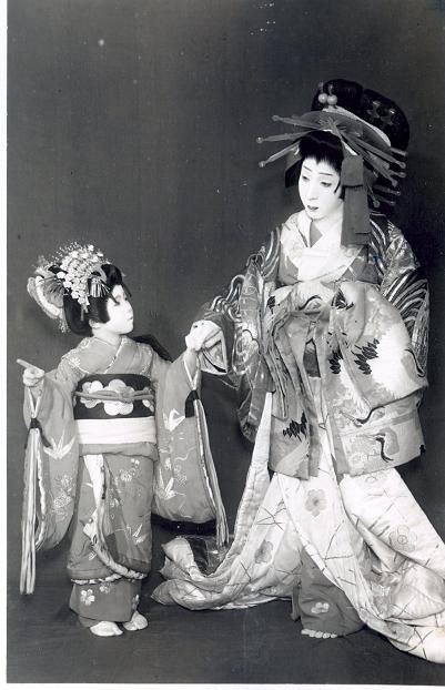 Nakamura Utaemon VI 117 best Vintage Kabuki images on Pinterest Paths Performing arts