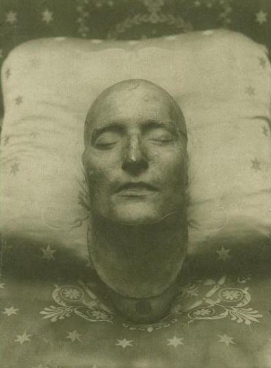 Napoleon's death mask Death mask of Napoleon 1821 Charismatic even as a Death Mask