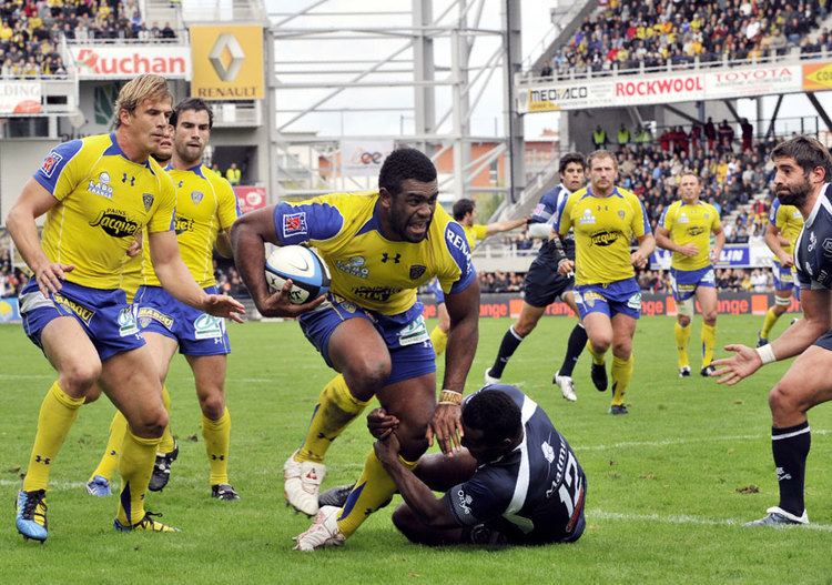 Napolioni Nalaga Clermont wing Napolioni Nalaga tries to break free of a