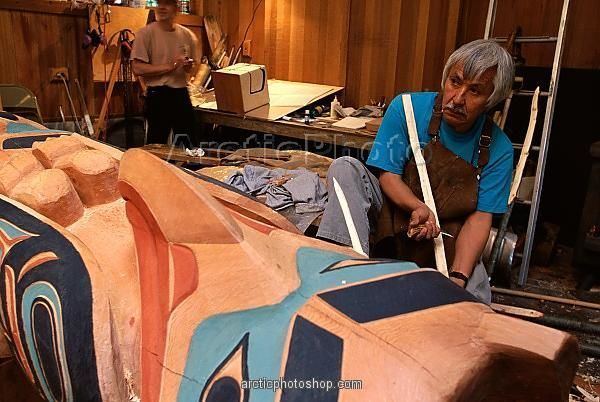 Nathan Jackson (artist) Tlingit master carver Nathan Jackson by a totem he is carving