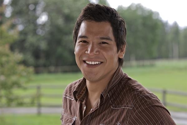 Nathaniel Arcand wearing brown sleeves