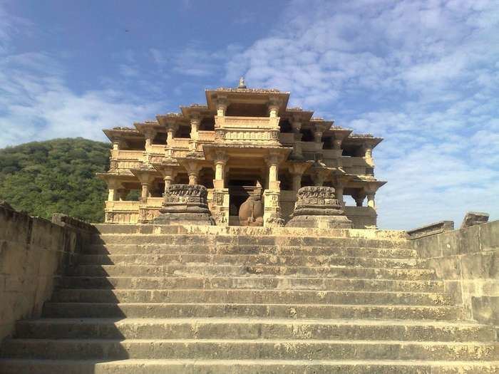 Navlakha Temple, Ghumli tourmetcomwpcontentuploads201408navlakhate