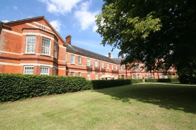 Netherne-on-the-Hill 3 bedroom flat for sale in Beckett Road Netherne On The Hill