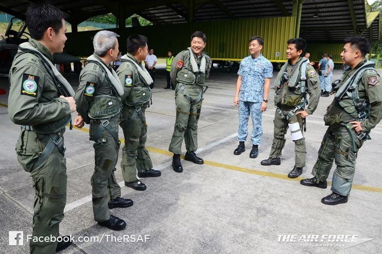 Ng Chee Meng and a group of an air force army