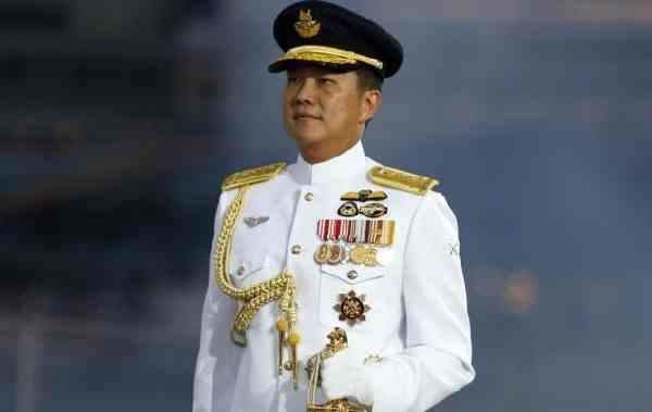 Ng Chee Meng wearing a white air force uniform and black and gold cap