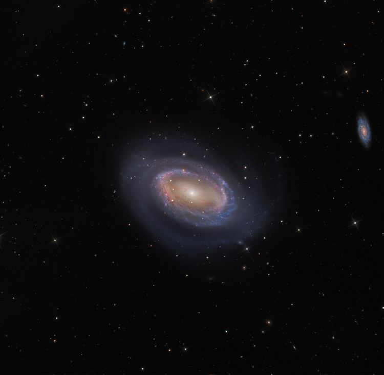 NGC 4725 httpsapodnasagovapodimage1504rNGC4725Ha